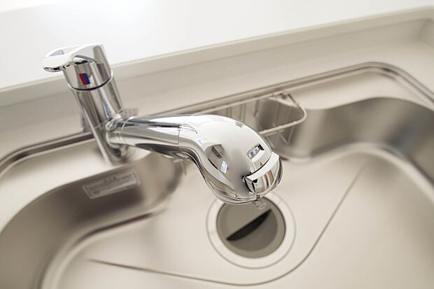 【一体型浄水器】「原水(水道水)」「シャワー」「浄水」を切り替えられる浄水器内蔵水栓です。