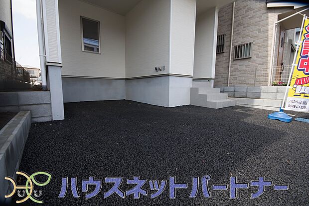 【駐車場】通勤や家族の送迎など、毎日の生活にマイカーが欠かせない方にとって駐車場は大事な条件。敷地内にカースペースがあれば、お出かけやお買い物の際の搬入出もらくらくです。