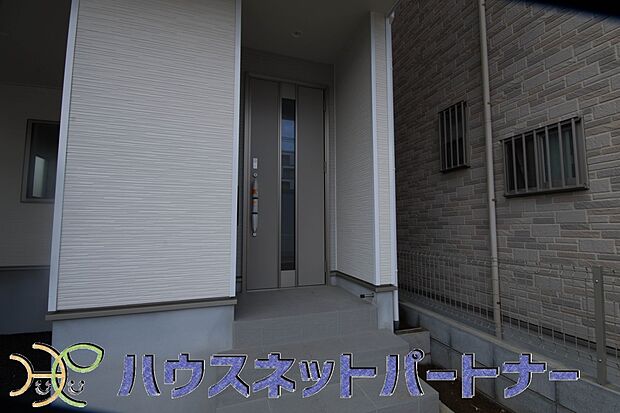 【玄関】玄関の扉を開けるとそこは家族の待つお家。笑い声が聞こえてきそう。