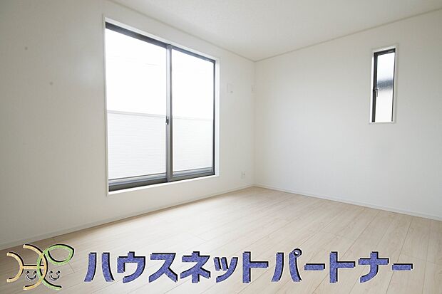 【リビング以外の居室】独立性を高めたお部屋。たっぷりの収納も配備しており、片付いた空間を現実出来そう。陽光も降り注ぐ明るく開放的な空間が魅力的。