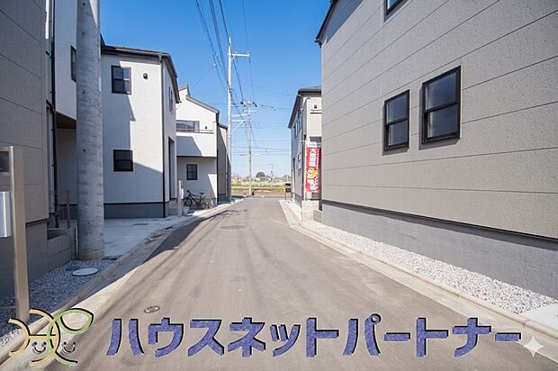 【前面道路含む現地写真】前面道路でお車を駐車するのも楽々。