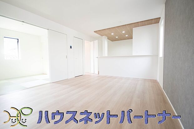 【リビングダイニング】リビングは、食事スペースと寛げる場所設けてもまだ余裕の広さ。明るい光が照らしてくれます。