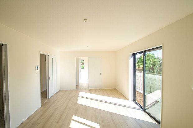 リビングは、食事スペースと寛げる場所設けてもまだ余裕の広さ。明るい光が照らしてくれます。