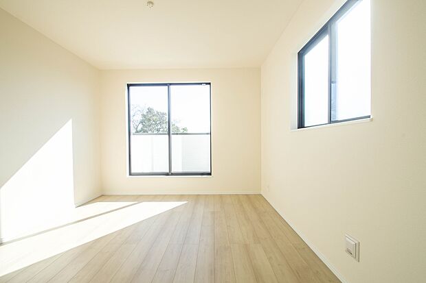 バルコニーに直接出入りできるお部屋です。ちょっと外の空気を吸いたい時や、ベランダでミニガーデニングなども楽しめそうです。