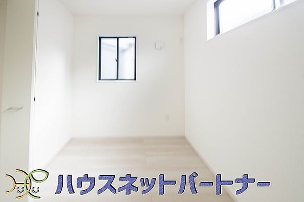 独立性を高めたお部屋。たっぷりの収納も配備しており、片付いた空間を現実出来そう。陽光も降り注ぐ明るく開放的な空間が魅力的。