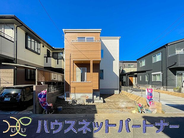 堂々たる趣ながら、主張し過ぎずどこか余裕を感じさせるシャープなフォルムで佇む邸宅は、晴天の空と照らし合わせる事で、本来あるべき完成形の姿を見せてくれます。