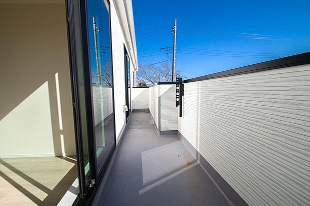【バルコニー】青い空が近くに感じるバルコニーは、爽やかな風をお部屋へ運んでくれます。