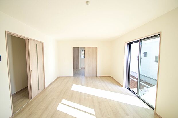 【リビング】通風・採光に優れ、心地よい光と風が溢れています。 贅沢で豊かな居住性と、プライドを満たすクオリティが見事に調和した住空間。新築ならではの快適なひとときをご体感頂ける筈です。