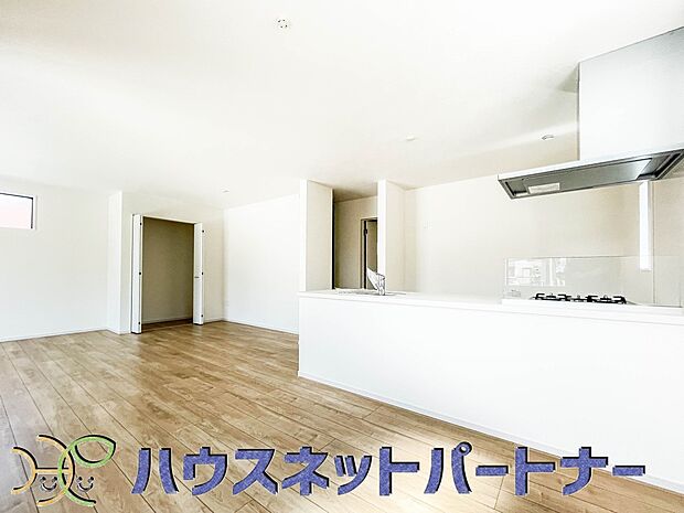 【ダイニングキッチン】忙しい朝でも家族揃って食事をして頂ける、ゆとりある大きさのダイニングスペース。奥様の手料理をカウンター越しに受けとって頂き、テーブルで囲む素敵な時間を存分にお愉しみ下さい。