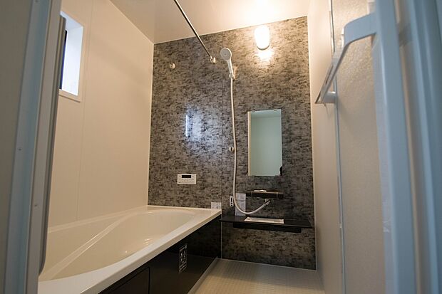 【浴室】心地よいバスタイムを演出する浴室はゆとりあるサイズを採用。保温機能付き、汚れをはじく有機ガラス系の新素材を採用した浴室。美しく機能的な設備を採用。