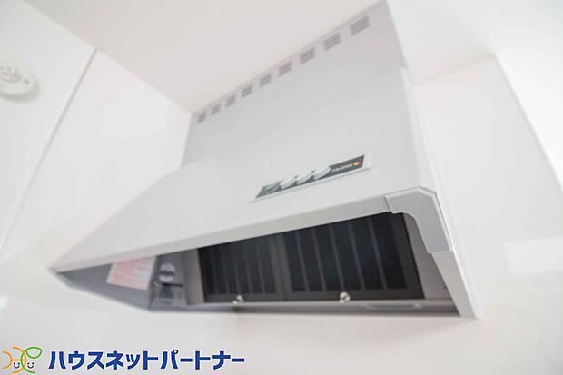 【同仕様設備)】調理の際に発生する汚れた空気(二酸化炭素、油煙、水蒸気、ニオイなど)を、ダクトを通して屋外に排出しています。