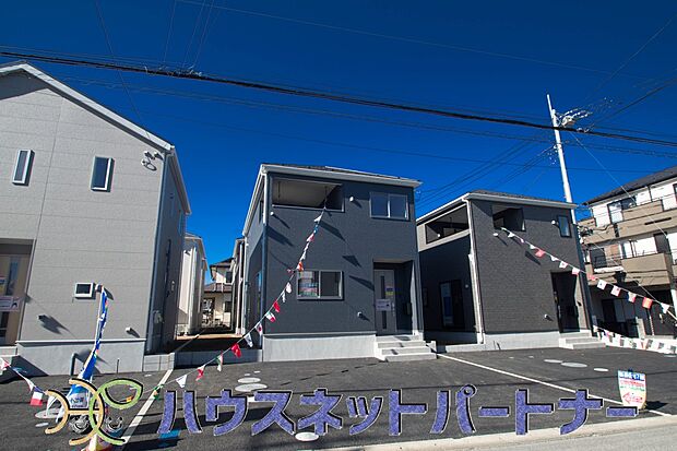 【駐車場】前面道路でお車を駐車するのも楽々。