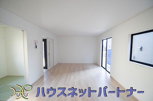 【リビング】インテリアショップで見掛けた「あの家具」も置ける、ゆったりとした空間。時に広さが上質な寛ぎの時間になる事も。