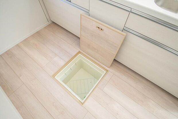 【床下収納】手づくりの梅干しや熟成中の果実酒、使う季節が限られる土鍋や重箱など、頻繁に出し入れしないものをしまうのに便利。カゴで2段に分けたり、上部にラベルを貼ればわかりやすく整理できます。