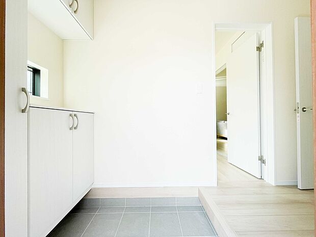 【玄関】玄関扉を開くとゆったりとした空間。この感動を現地で是非体感してみて下さい。