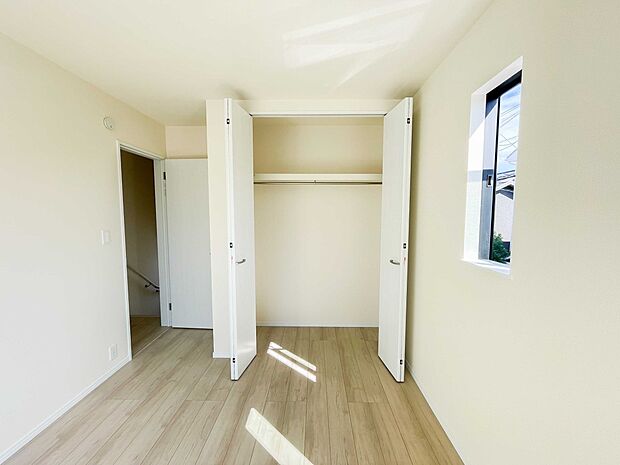 【収納】多くの人がお困りの住まいの収納。壁面クローゼットがあればタンスを置く必要がなく、出っ張りのないスッキリ空間を維持できます。限られたスペースを有効に活用できそう。