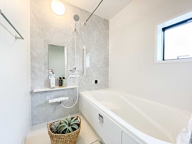 【浴室】心地よいバスタイムを演出する浴室はゆとりあるサイズを採用。保温機能付き、汚れをはじく有機ガラス系の新素材を採用した浴室。美しく機能的な設備を採用。