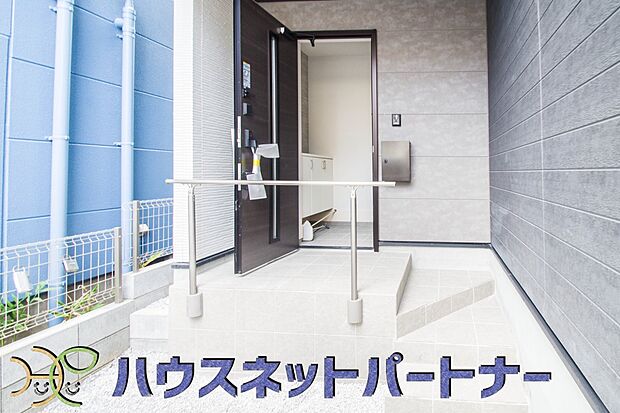 【玄関】玄関の扉を開けるとそこは家族の待つお家。笑い声が聞こえてきそう。