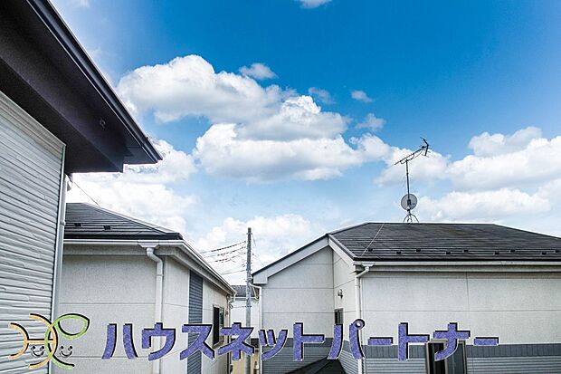 【バルコニー】朝の澄んだ空気や、夕方に吹く清々しい風を五感で感じられるバルコニー。住まいの中で屋外にあって、本当の自然を感じられるスペースです。