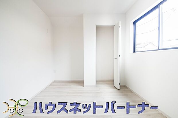 【子供部屋】明るい窓のあるお部屋は子供部屋にぴったり。可愛い家具で素敵なお部屋に。