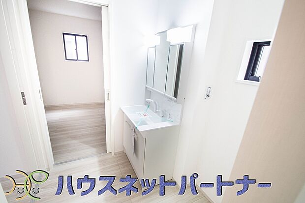 【洗面台・洗面所】大きく見やすい三面鏡で清潔感ある洗面台は、身だしなみチェックや肌のお手入れに最適です。何かと物が増える場所だからこそ、スッキリと見映えの良い空間に拵えました。