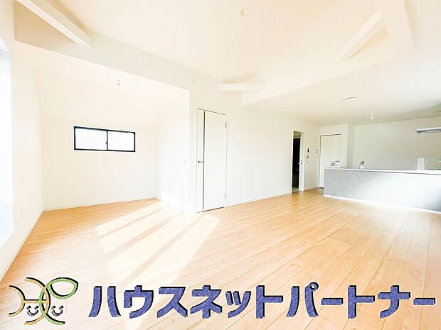 【リビング】うららかな陽射しがどのお部屋にも降り注ぎますように、快適さを追求した間取設計。得難い立地環境での生活を恵みの豊かな永住の地へと変えてくれます。