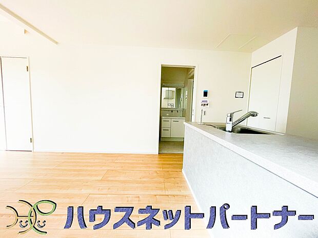 【リビングダイニング】明るく開放的なダイニング。家族とのコミュニケーションが取りやすく、みんなの笑顔が溢れます。