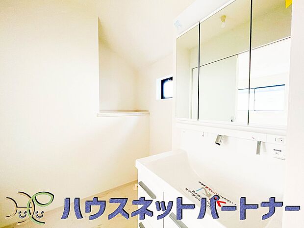 【脱衣場】広い脱衣所、洗面台も大きなサイズを設置。建売では見ない広さと解放感。