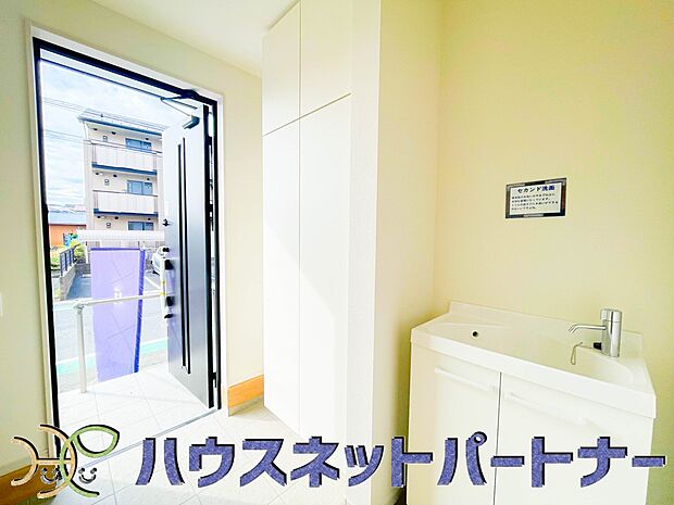 【玄関】玄関に洗面台をもう一つ設置しました。ちょっとした設備に感動です。