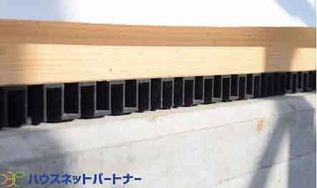 【ロング基礎パッキン】基礎と土台を絶縁することで、腐朽菌や、シロアリの被害を未然に防ぎ、建物の耐久性や建材の持つ性能を十分に発揮させます。キソパッキンロングを通して、基礎全周から床下内へ自然の風を送り込みます