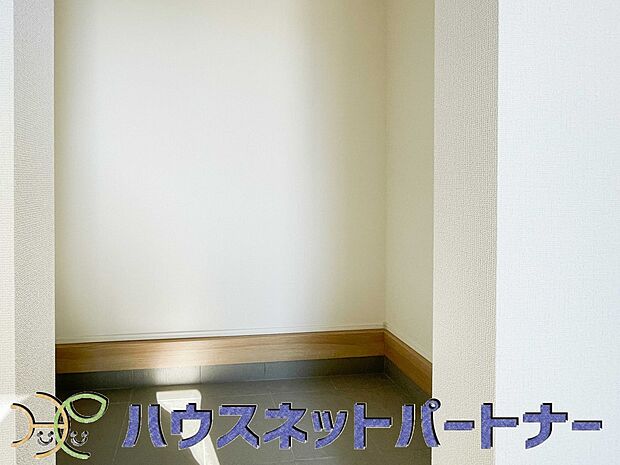 【玄関】シューズクロークはベビーカーやゴルフバックなどミニトランクとして使える玄関収納。玄関に物があふれることを防ぎ、広々としたスペースを保てます。掃除用具なども入れられますね。