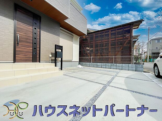 【駐車場】カースペース２台可。新築戸建てを購入する際、庭付きや駐車場2台付きは大変魅力的に映ります。駐車スペースが2台分あれば、夫婦それぞれ車をもっている場合や、親戚や友人などが車で来る際も安心です。