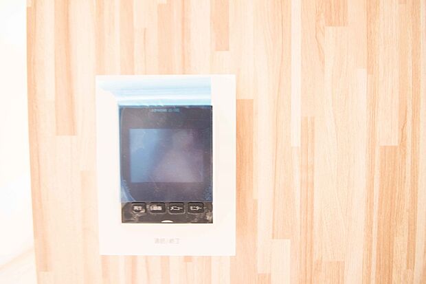 【同仕様設備）】TVモニター付きインターフォンは大画面でお子様のお留守番も安心です。