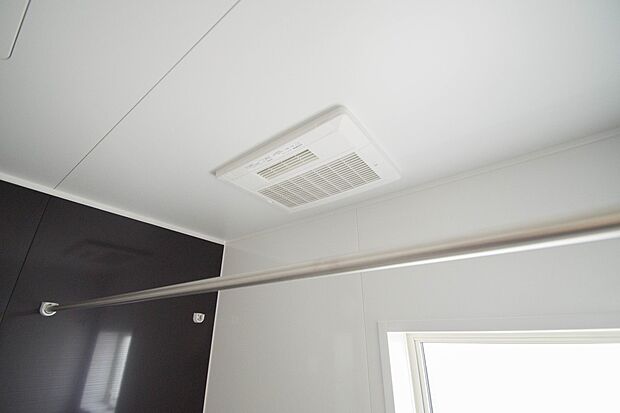 【同仕様設備）】冬場にはヒヤッとしないように暖房機能、梅雨の時期には乾燥等、機能的で清潔感溢れる浴室。快適・清潔な空間で心も体もオフになる時間を楽しむことが可能です。