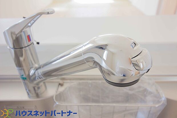 【同仕様設備）】一つの蛇口で「原水（水道水）」「シャワー」「浄水」を切り替えられる、浄水器を内蔵した混合水栓です。浄水は、水栓本体の首部分に付属のカートリッジをセットして使用します。