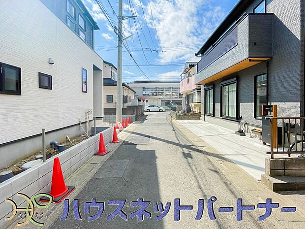 【前面道路含む現地写真】居住者の帰り、訪れる方を優しく迎える・安らぎに満ちた生活空間を予感させる。健やかな暮らしを楽しめそう。