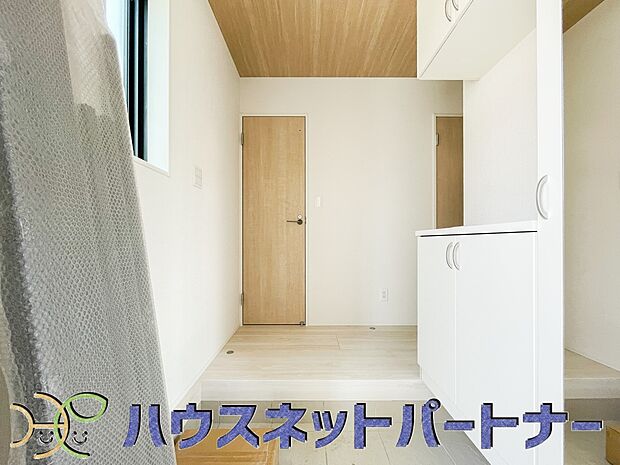 【玄関】玄関扉を開くとゆったりとした空間。この感動を現地で是非体感してみて下さい。