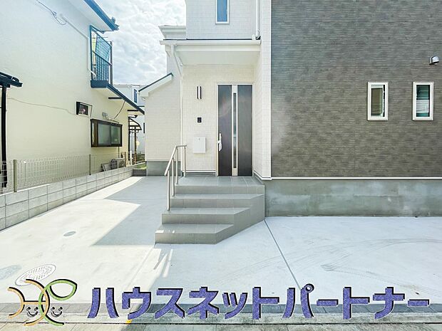 【玄関】上質感漂う玄関へのアプローチ。居住者の帰り、訪れる方を優しく迎える・安らぎに満ちた生活空間を予感させる。健やかな暮らしを楽しめそう。