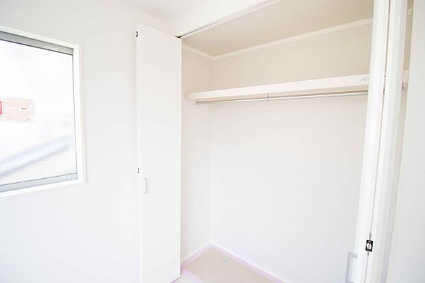 【収納(同仕様設備)】全室に収納が付いています。季節の衣替えも簡単にできますね。片付け上手になれそう。
