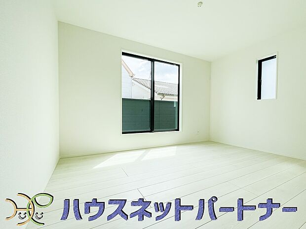 【寝室】バルコニーに直接出入りできるお部屋です。ちょっと外の空気を吸いたい時や、ベランダでミニガーデニングなども楽しめそうです。