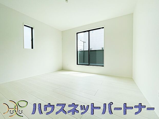 【洋室】2面窓のある風通しの良いお部屋は心も体も元気にしてくれます。自分だけのお部屋作りを楽しんでみては。