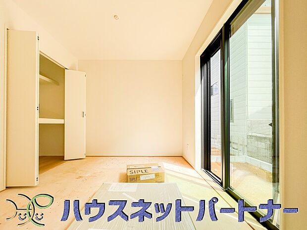 【和室】意外と場所をとるアイロンがけや、洗濯物をたたむときにも広々と使うことができ、ちょっと一休みしたい時、すぐに横になれることも魅力ですよね。また、来客時に客間や宿泊部屋として活用できます。