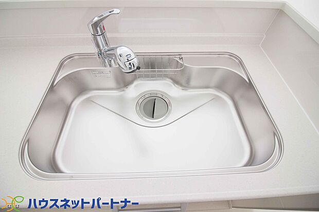 【同仕様設備)】(全面エンボス加工ステンレスシンク)傷や汚れが付きにくい全面エンボス加工シンクです。シンク底面の裏面に制振材を装着し、水はねの音や食器が当たる音を大幅に軽減する静音仕様です。