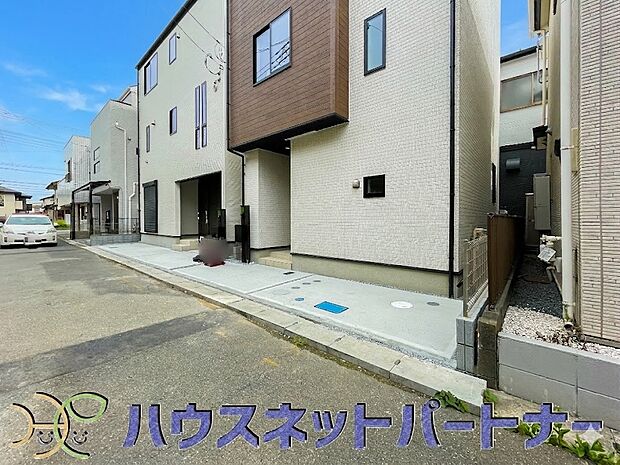 【駐車場】通勤や家族の送迎など、毎日の生活にマイカーが欠かせない方にとって駐車場は大事な条件。敷地内にカースペースがあれば、お出かけやお買い物の際の搬入出もらくらくです。