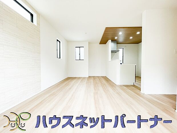 【リビングダイニング】リビングは、食事スペースと寛げる場所設けてもまだ余裕の広さ。明るい光が照らしてくれます。