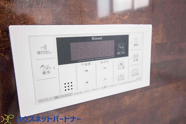 【同仕様設備）】パネルからワンタッチで自動的にお湯張りができる設備。お風呂のお湯がたまったかどうかいちいち浴室へ確認に行かずにすみ、うっかりお湯を溢れさせてしまうこともなくなります。