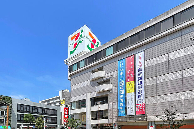 JR小岩駅北口すぐ。食料品から日用品、衣料品まで幅広く揃い、46年にわたり地域を支えてきた総合スーパーです。抜群の利便性で、毎日の買い物をワンストップで支えます。