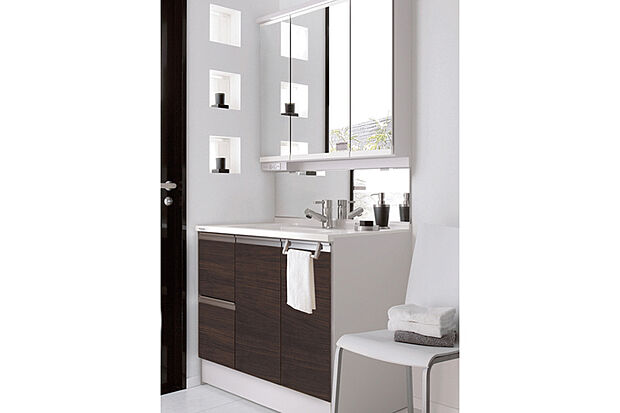 【【洗面化粧台/パナソニックC-Line】】パナソニックの洗面化粧台を採用。下部にスペースのあるフロートタイプ。ドライヤーやシェーバーなど散らかりがちな家族の小物もワイドな収納にお任せ。台に乗らなくてもちゃんと見えるミドルミラー付き。