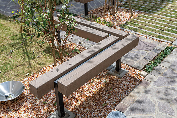 【〈ビームベンチ〉】気軽に座ってお喋りが楽しめるデザイン性の高いベンチを配置。子どもたちの遊ぶ様子を見守るなど、多目的に使うことができます。※号棟により採用状況が異なります。