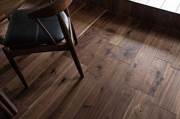 【〈ビンテージフロアーラスティック〉】2mmの贅沢な厚さで挽き出し銘木の質感や柔らかさを存分に味わえる銘木挽き板フロアは、抗菌・抗ウイルスにも配慮。